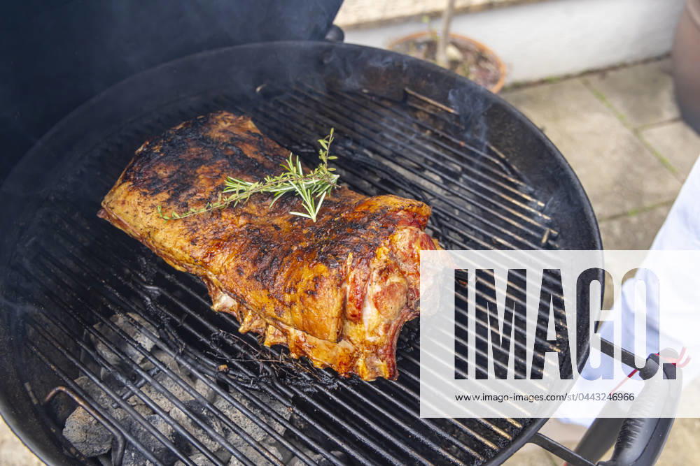 Rack of lamb, Easter roast on the kettle grill 01 04 2024, Münsingen, Baden Württemberg, Germany, Europe