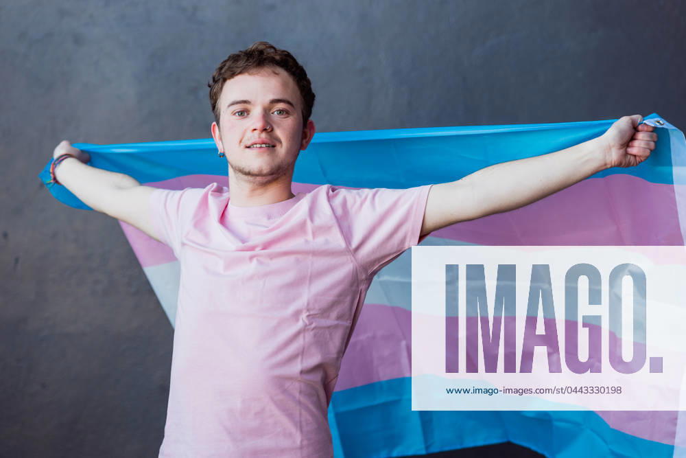 Freiheit,selbstbewusst,transgender,transgenderflagge,frei,selbstbewusstsein,selbstbewußt,selbstbewußtsein,selbstsicher,selbstsicherheit,selbstvertrauen,souverän,lgbt,lgbtq ** freedom,self confident,transgender,trans pride flag,freedoms,self confidents,transgenders 539-pf5 ,model released, Symbolfoto