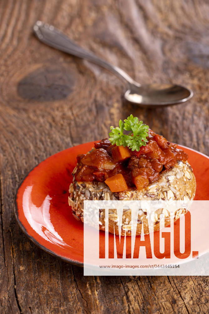 IMAGO Creative, Herbst, Food, Gulasch brötchen,gulasch,schrippe,schrippen,semmel,semmeln,weck,wecken,goulasch ** bun,goulash,buns,goulashs jb1-ow3