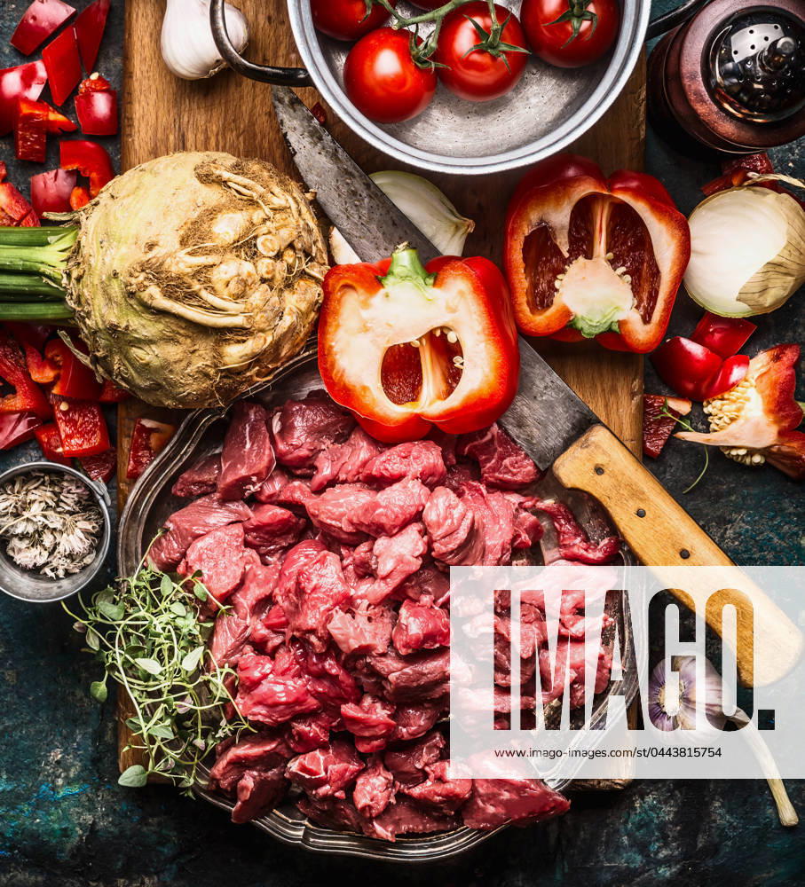 IMAGO Creative, Herbst, Food, Gulasch gemüse,rindfleisch,gulasch,kochzutaten,fleisch,goulasch,kochzutat,zutat,zutaten ** vegetable,beef,goulash,ingredients,vegetables,beefs,goulashs,ingredient 61z-fqd