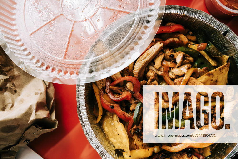 IMAGO Creative, Food, Fajita Chicken Fajitas Takeout with Chips and Salsa St. Louis, Missouri, United States R_PWWS240404C4-1380347-01
