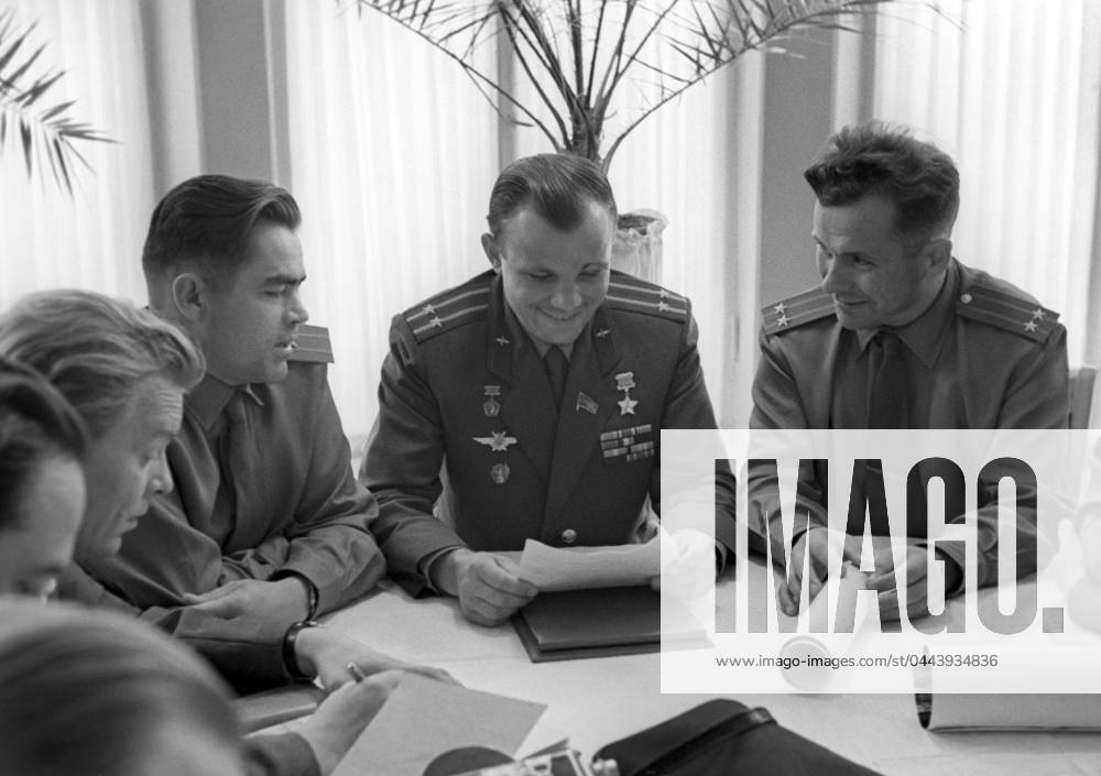 Kuybyshev, USSR. Heroes of the Soviet Union, cosmonauts Andriyan Nikolayev, Yuri Gagarin and Pavel Popovich (L-R back) have a meeting with representatives of the Soviet press at a dacha for workers of the Communist Party of the Soviet Union s regional soviet dedicated to the first long group flight of Nikolayev and Popovich on board the Vostok-3 and Vostok-4 spacecrafts, 12-15 August 1962. Vladimir Savostyanov TASS 1460510