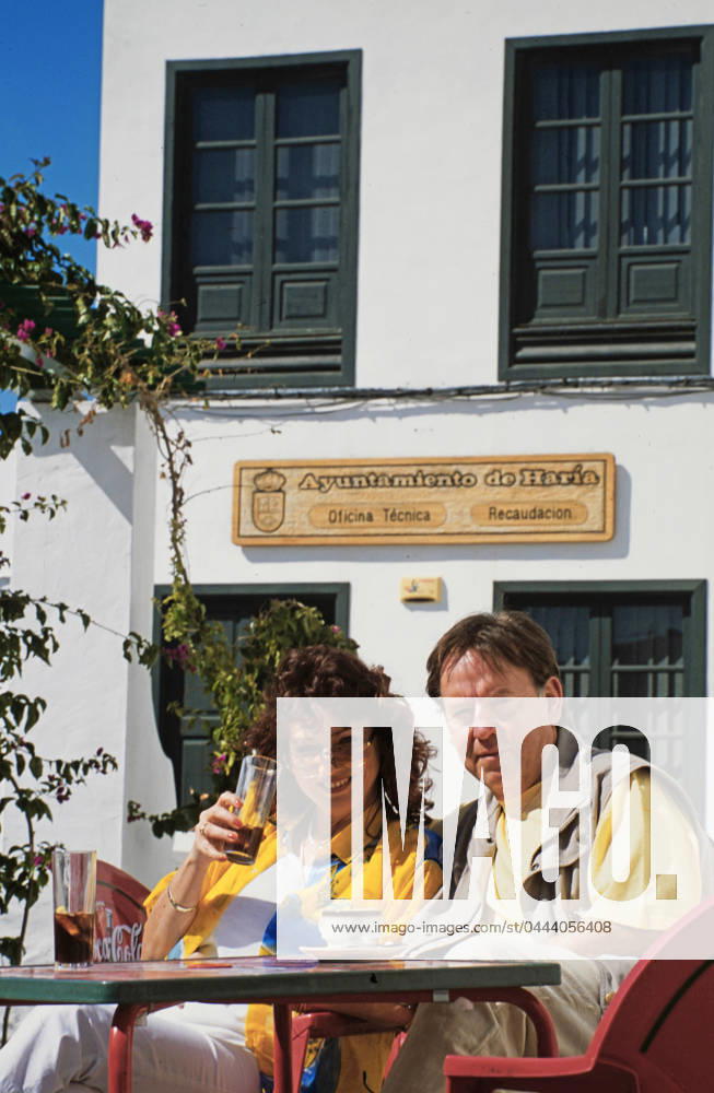 Regina Thoss, deutsche Chanson- und Schlagersängerin, mit Ehemann im Urlaub auf Mallorca, Spanien 2002. Mallorca Balearische Inseln Spanien