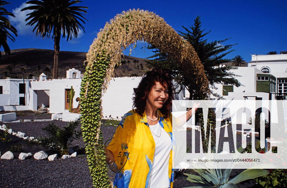 Regina Thoss, deutsche Chanson- und Schlagersängerin, im Urlaub auf Mallorca, Spanien 2002. Mallorca Balearische Inseln Spanien