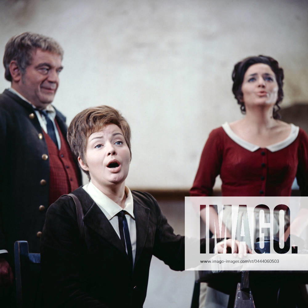 FIDELIO Fidelio, Oper von Ludwig van Beethoven, musikalische Leitung: Karl Böhm, Aufführung der Deutschen Oper Berlin, Opernszene: Josef Greindl als Kerkermeister Rocco, Gwyneth Jones als Fidelio und Leonore, Olivera Miljakovic als Roccos Tochter Marzelline, Berlin Deutschland