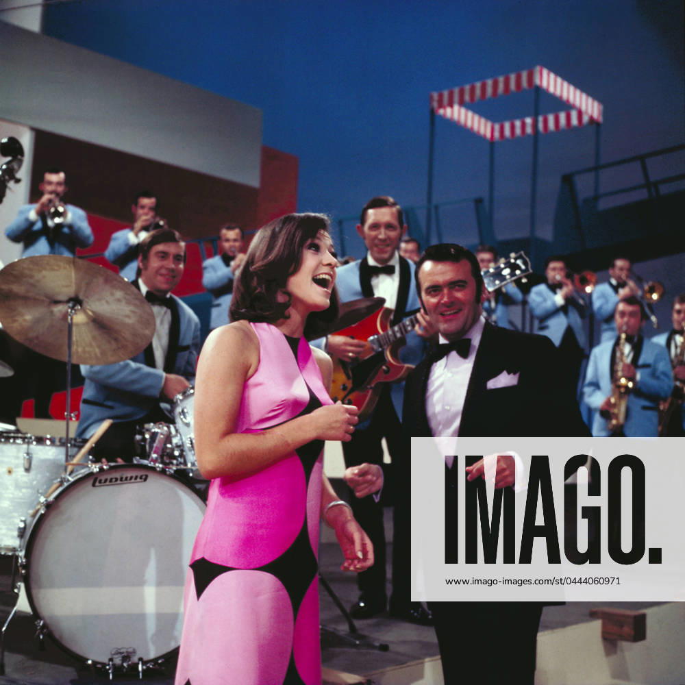 SCHLAGERSHOW Schlagershow im ZDF, 1968, Dorthe, aka Dorthe Kollo, dänische Sängerin und Bandleader Max Greger in der Showkulisse bei den Proben für die Show, Mainz Deutschland