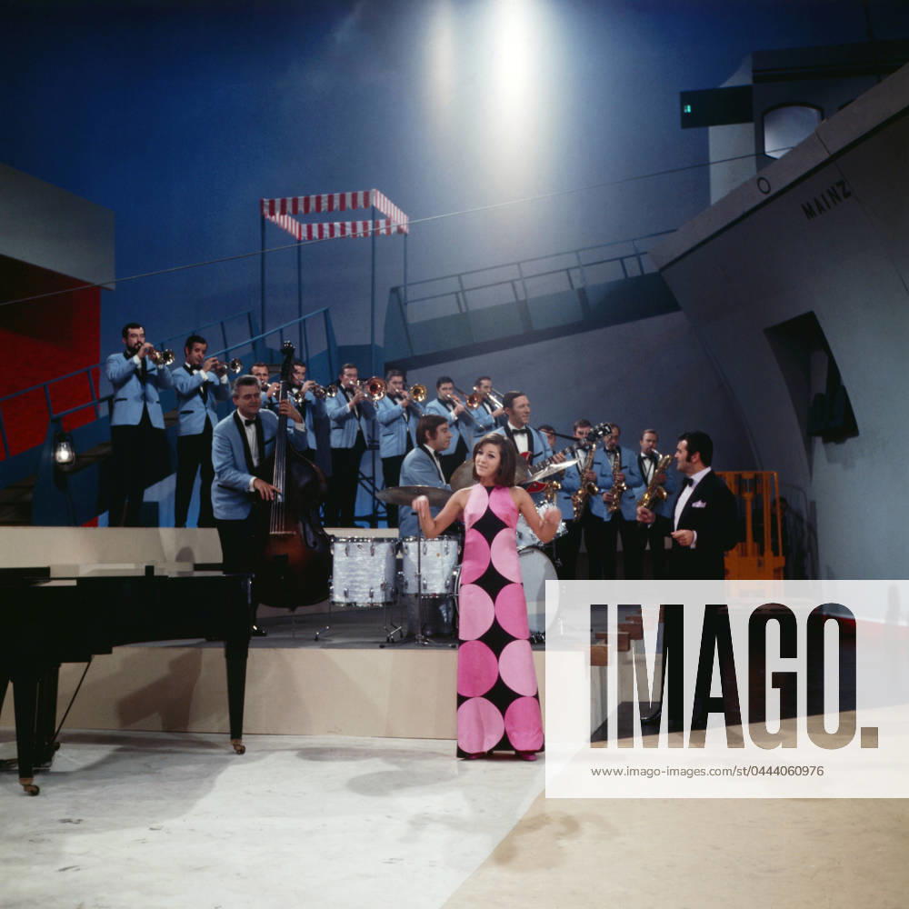 SCHLAGERSHOW Schlagershow im ZDF, 1968, Dorthe, aka Dorthe Kollo, dänische Sängerin, in der Showkulisse bei den Proben mit Bandleader Max Greger und Band., Mainz Deutschland