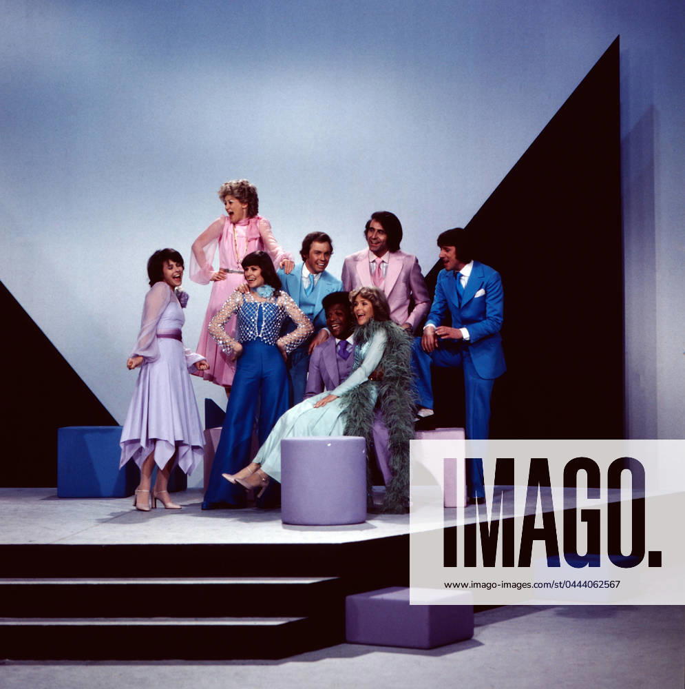 8 x 1 IN NOTEN 8 x 1 in Noten, ZDF Fernsehshow, Deutschland, 1975, in der Show: Ireen Sheer, Gitte, aka Gitte Haenning, Mary Roos, Peter Kraus, Peter Rubin, Udo Jürgens (stehend), Roberto Blanco, Lena Valaitis (sitzend), Deutschland