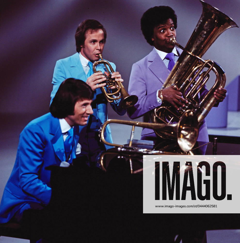 8 x 1 IN NOTEN 8 x 1 in Noten, ZDF Fernsehshow, Deutschland, 1975, in der Show: Udo Jürgens am Klavier, Peter Kraus an der Trompete, Roberto Blanco an der Tuba, Deutschland