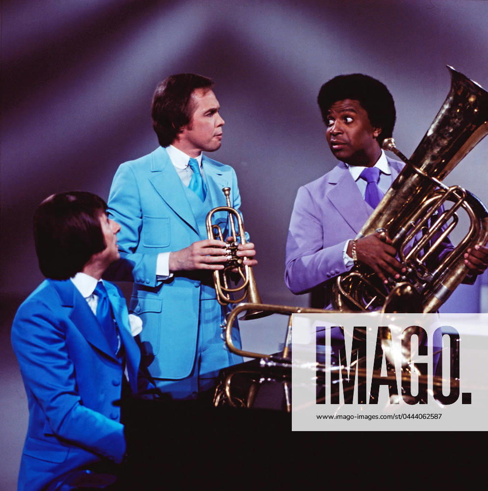 8 x 1 IN NOTEN 8 x 1 in Noten, ZDF Fernsehshow, Deutschland, 1975, in der Show: Udo Jürgens am Klavier, Peter Kraus an der Trompete, Roberto Blanco an der Tuba, Deutschland