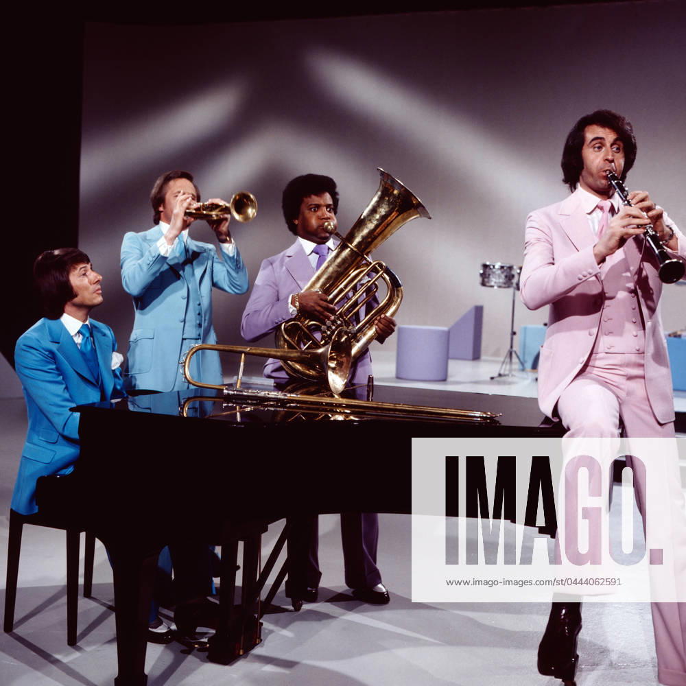8 x 1 IN NOTEN 8 x 1 in Noten, ZDF Fernsehshow, Deutschland, 1975, in der Show: Udo Jürgens am Klavier, Peter Kraus an der Trompete, Roberto Blanco an der Tuba, Peter Rubin an der Klarinette, Deutschland