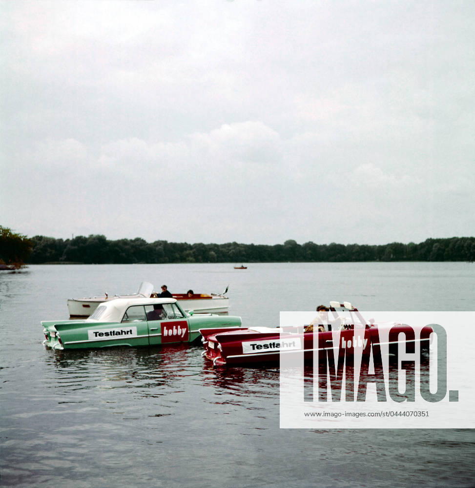 Amphibienfahrzeuge auf Testfahrt Amphibienfahrzeuge auf Testfahrt - Originale Bildunterschrift: Amphicar - Cabriolet + Motorboot zugleich, Deutschland 1962., Berlin