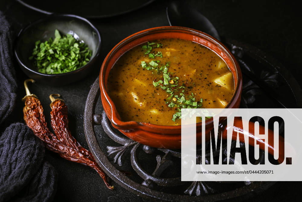 IMAGO Creative, Herbst, Food, Gulasch Hungarian hot goulash soup Hungarian hot goulash soup, beef, tomato, pepper, chili, smoked paprika soup. Traditional Hungarian dish.