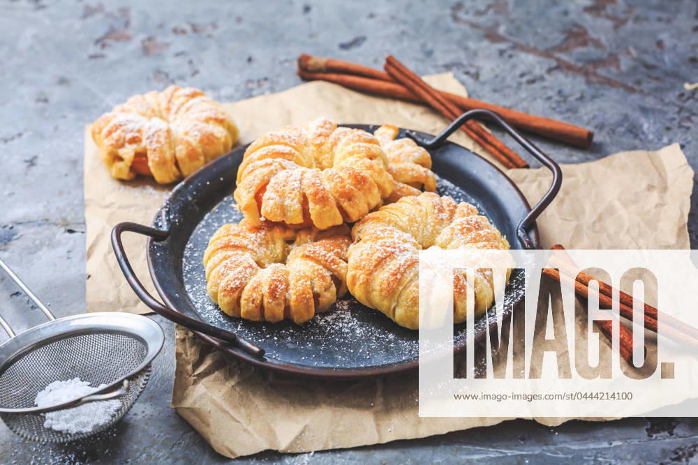 IMAGO Creative, Food, Gebäck, Apfeltaschen Homemade puff pastry apple rings Homemade puff pastry apple rings, small healthy snack