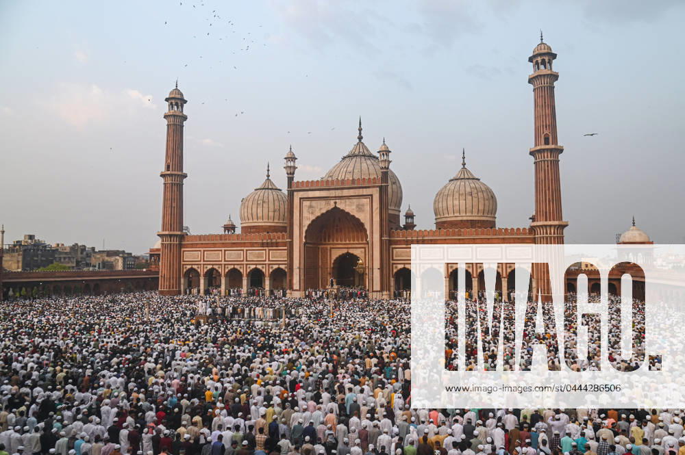 Muslim devotees offer prayers on the occasion of Eid al-Fitr, which marks the end of the holy month of Ramadan, in Jama Masjid, in the old quarters of New Delhi. New Delhi India - ZUMAj168 20240411_zip_j168_001