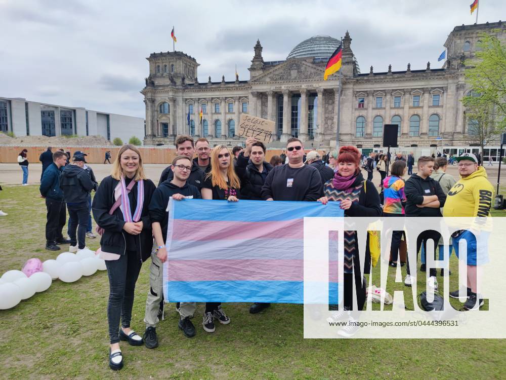 Meadow in front of the Reichstag building Demonstrators have gathered to protest in favor of the so-called Self-Determination Act, which is being passed in the Bundestag at the same time