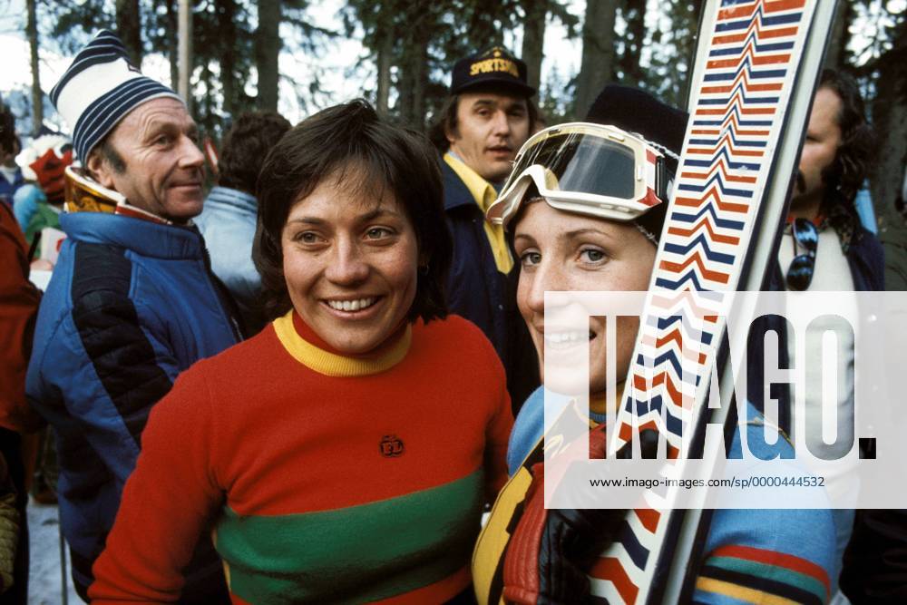 Rosi Mittermaier (li.) und Christa Zechmeister (beide BRD) Alpiner Skilauf Damen Weltcup 1974 1975, Welt-Cup, Worldcup, World, WC, Skisport, Ski Alpin, Abfahrt, Abfahrtslauf, Vdia Gruppe