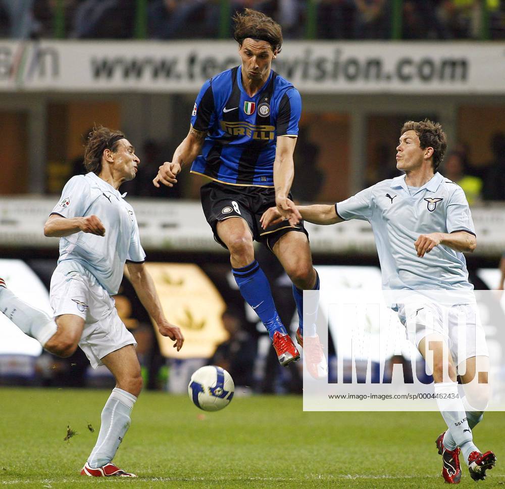 Zlatan Ibrahimovic (Inter Mailand, Mitte) gegen Sebastiano Siviglia (li.) und Stephan Lichtsteiner (beide Lazio Rom) - Fußball Herren Serie A 2008 2009, 1. Italienische Liga, FC Internazionale Mailand - Lazio Rom 2:0, Inter Gruppe Mailand Dynamik,