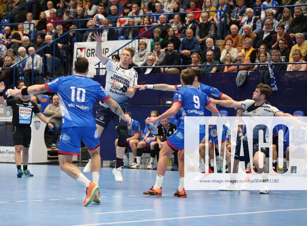 V l Fabian van Olphen TBV Lemgo Lippe 10 , Simon Jeppsson SG Flensburg Handewitt 17 , Jonathan Carlsbogard TBV Lemgo Lippe 9 GER, Handball, 1 Bundesliga, TBV Lemgo Lippe vs SG Flensburg Handewitt, 14 11 2019 Lemgo