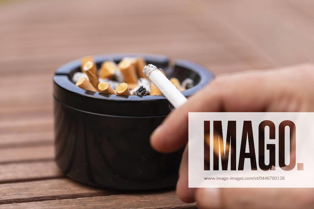 Burkhard Blienert, the Federal Governments Drug Commissioner, has spoken out in favor of more decisive action against tobacco consumption He could imagine a smoking ban like in Great Britain In the picture an ash container full of cigarette butts Symbolic photo, symbolic image Niedernwöhren, 17 04 2024 Foto:xB.xSchubertx xFuturexImagex rauchen_4413
