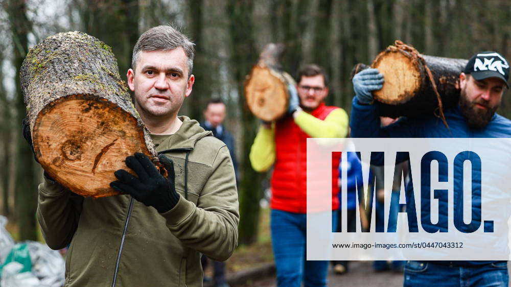 RUSSIA, IVANOVO - APRIL 19, 2024: Ivanovo Region Governor Stanislav Voskresensky (L) and Ivanovo Mayor Vladimir Sharypov (R) take part in a spring clean-up day in Krasnaya Talka Park. Vladimir Smirnov TASS 69240018