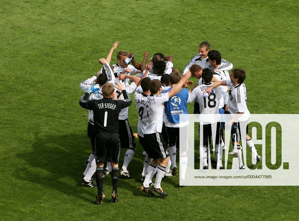 Schlussjubel Deutschland U17 Fußball Länderspiel Herren EM 2009, Nationalmannschaft, Nationaltrikot, U17, U 17, Junioren, Jugend, Nachwuchs Totale Jena Freude,