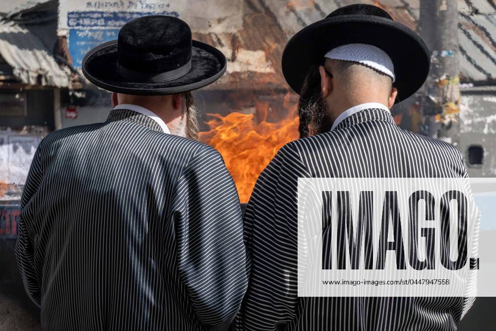Israel, Auftakt zu Pessach Fest in Jerusalem April 22, 2024, Jerusalem, Israel: Ultra Orthodox Jews burn scraps of bread, leavened goods and items made of yeast in the ceremonial biur chametz, burning of leavened bread, meant to cleanse the country during Passover, which begins this afternoon at sunset. Jerusalem Israel - ZUMAa126 20240422_zap_a126_004