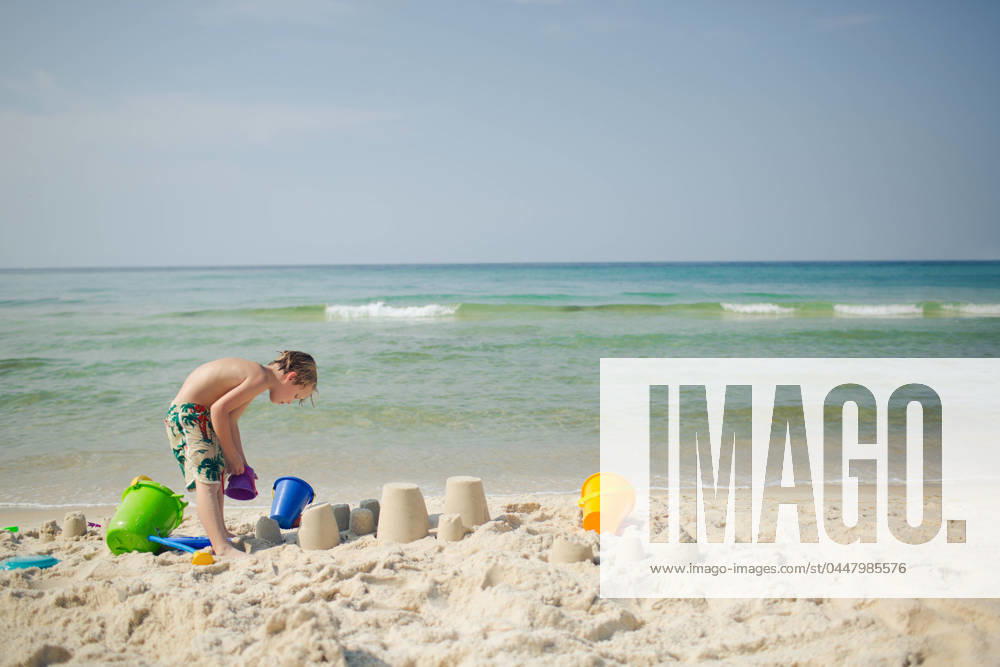 Child building sandcastles with colorful beach toys Panama City Beach, Florida, United States R_RCYA240421-1401488-01 ,model released, Symbolfoto