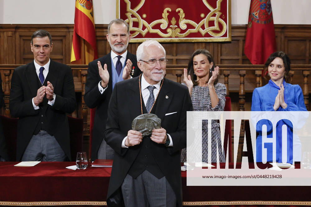 Spain s King Felipe VI (2l), Queen Letizia (2R), Prime Minister Pero Sanchez (L) and Madrid s regional President, Isabel Diaz Ayuso (R), applaud as writer Luis Mateo Diez (C) receives the 2023 Cervantes Award during the awarding ceremony held in Alcala de Henares, Madrid, Spain, 23 April 2024. Spanish writer Luis Mateo Diez has been awarded with the 2023 Cervantes Award. 2023 Cervantes Award !ACHTUNG: NUR REDAKTIONELLE NUTZUNG!