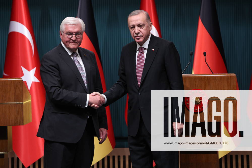 KW17 Türkei, Recep Tayyip Erdogan und Frank-Walter Steinmeier Pressekonferenz in Ankara (240424) -- ANKARA, April 24, 2024 -- Turkish President Recep Tayyip Erdogan (R) shakes hands with German President Frank-Walter Steinmeier at a joint press conference in Ankara, T¨¹rkiye, on April 24, 2024. Turkish President Recep Tayyip Erdogan on Wednesday called for greater cooperation between T¨¹rkiye and Germany in the defense industry. (Photo by Xinhua) T?RKIYE-ANKARA-PRESIDENT-GERMANY-PRESIDENT-MEETING MustafaxKaya