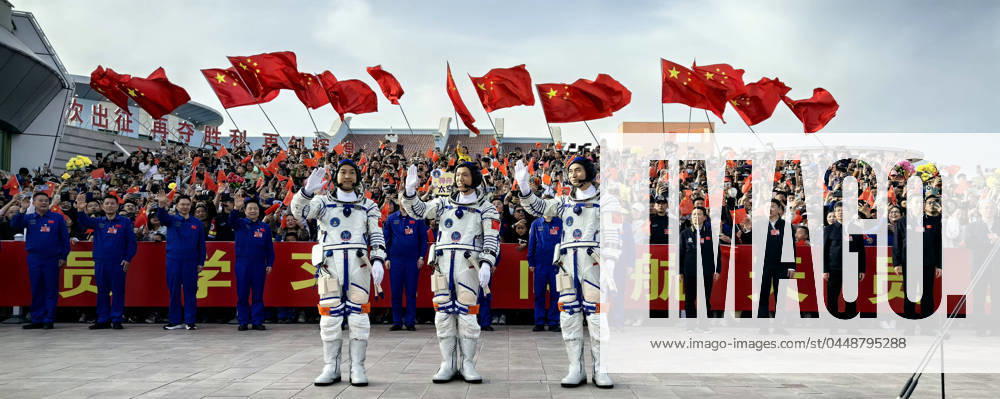 China, Raumfahrer der Shenzhou 18 Crew in Jiuquan (240425) -- JIUQUAN, April 25, 2024 -- Chinese taikonauts Ye Guangfu (R), Li Cong (C) and Li Guangsu attend a see-off ceremony at the Jiuquan Satellite Launch Center in northwest China on April 25, 2024. A see-off ceremony for three taikonauts of the Shenzhou-18 crewed space mission was held on Thursday at the Jiuquan Satellite Launch Center in northwest China. ) (EyesonSci) CHINA-SHENZHOU-18-TAIKONAUTS-SEE-OFF CEREMONY (CN) LixGang