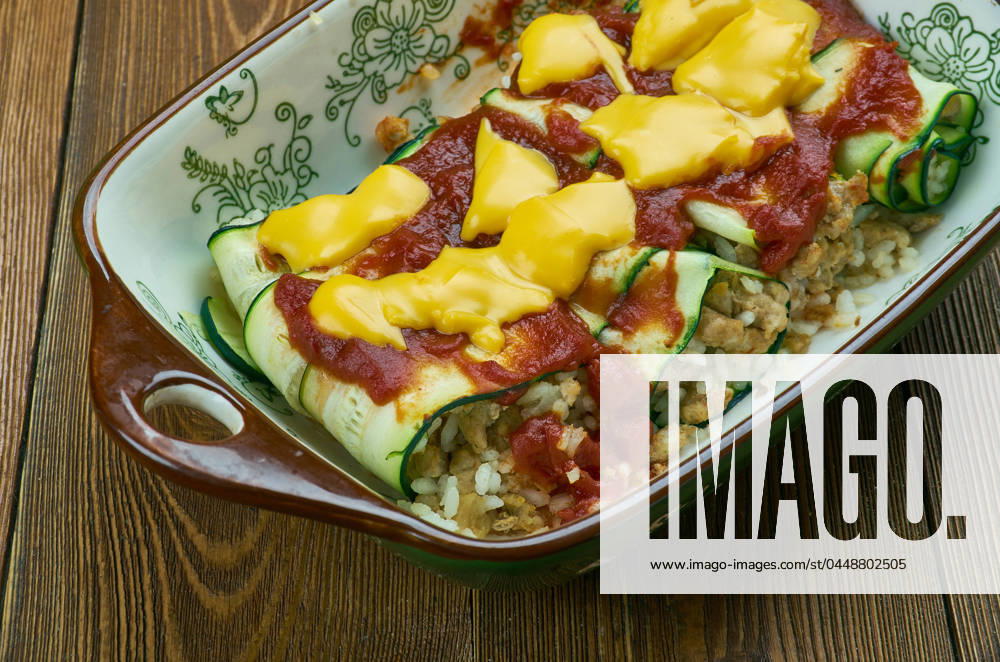 IMAGO Creative, Food, Enchiladas Zucchini Enchiladas Zucchini Enchiladas Roll-Ups with Tomatillo Sauce