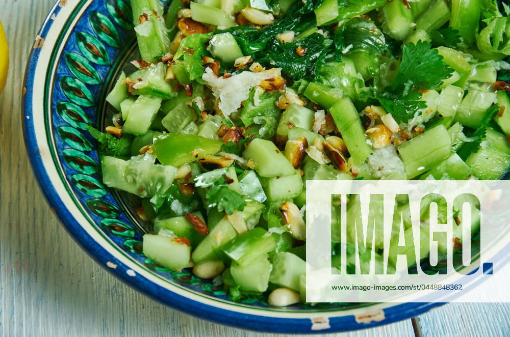 IMAGO Creative, Food, Gurkensalat Maharashtrian Kakdi Chi Koshimbir Kakdi Chi Koshimbir, popular maharashtrian cucumber salad, Maharashtrian national cuisine, Traditional assorted Asia dishes, Top view.