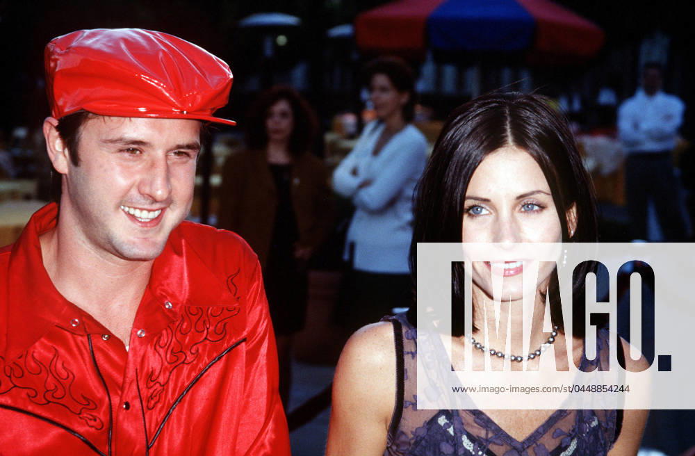 Courteney Cox and David Arquette at the Snake Eyes premiere. 1998.