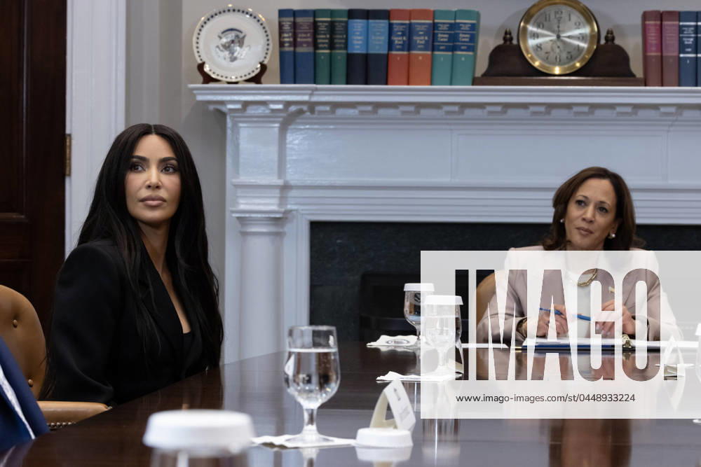 Bilder des Jahres 2024, Entertainment 04 April Entertainment Themen der Woche KW17 Vice President Kamala Harris attends an event with Kim Kardashian on Second Chance Month in the Roosevelt Room of the White House in Washington DC on Thursday, April 25, 2024. WAX20240425610 MICHAELxREYNOLDS