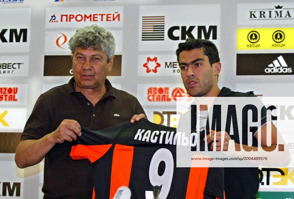 Trainer Mircea Lucescu (li.) präsentiert Neuzugang Nery Alberto Castillo (beide Donezk) - (EN168212) Fußball Herren Visha Liga 2007 2008, 1. Ukrainische Liga, Shakhtar Donezk, Pressekonferenz, Pressetermin Gruppe Donezk