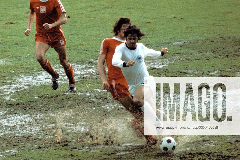 Gerd Müller (BRD, re.) setzt sich durch Fußball WM Herren Weltmeisterschaft 1974, Länderspiel, Polen - BR Deutschland 0:1, Nationalmannschaft, Nationalteam Gruppe Waldstadion Frankfurt M. Dynamik, Kampf,