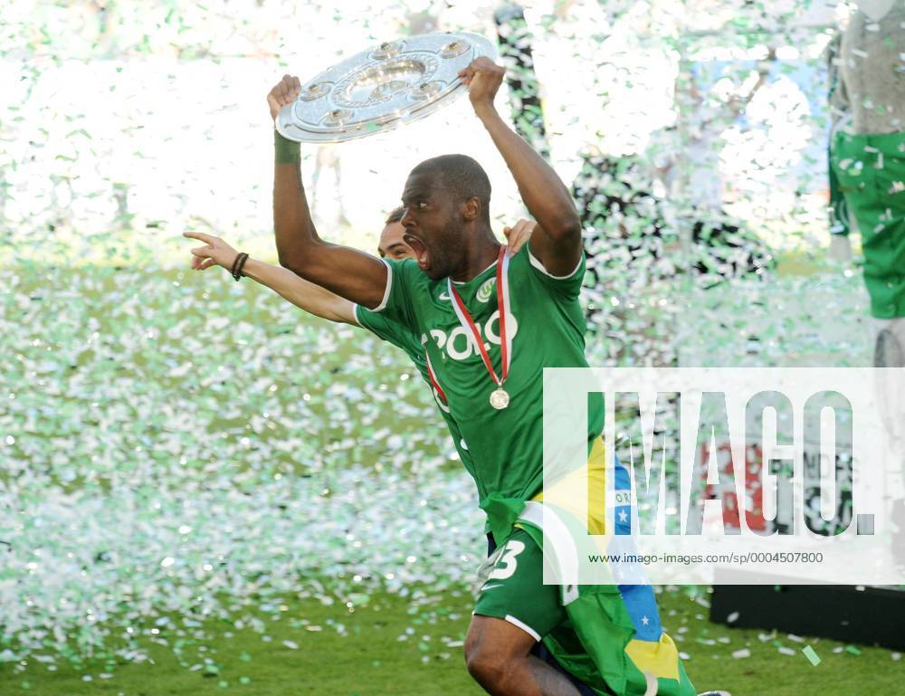 Grafite (Wolfsburg) feiert die Deutsche Meisterschaft mit der Trophäe Fußball 1. BL Herren Saison 2008 2009, VfL, Meisterfeier, Feier Einzelbild Pokal Wolfsburg Freude, Begeisterung,