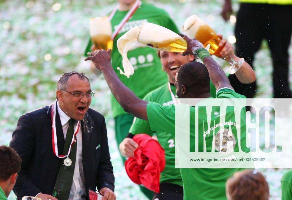 Trainer Felix Magath (li.) wird von Grafite (beide Wolfsburg) während der Meisterfeier mit einer Bierdusche bedacht Fußball 1. BL Herren Saison 2008 2009, VfL Wolfsburg, deutscher Meister, deutsche Meisterschaft, Sieg, Sieger, Gruppe Wolfsburg Freude, Begeisterung,