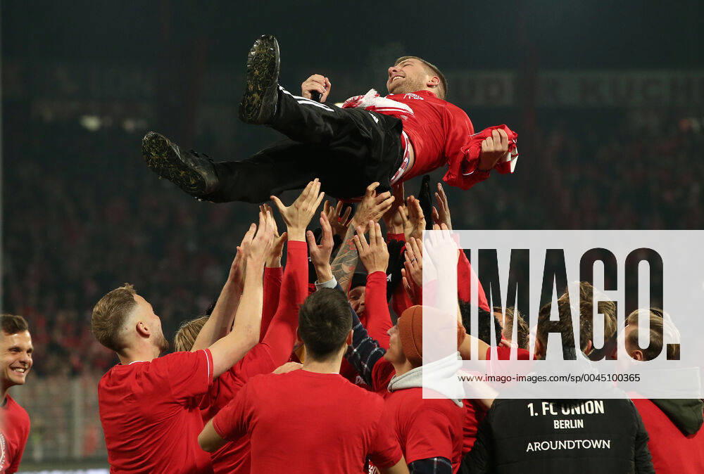 Capo lead singer Fabian Voss Vossi is bid farewell after 13 years, team celebrates 2 0 victory sport football football DFL Bundesliga men season 2019 2020 23 11 2019 1 FC Union Berlin FCU vs Borussia Mönchengladbach BMG DFL regulations prohibit any use of photographs as image sequences and or quasi video