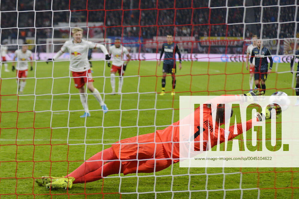 Football Bundesliga, season 2019 2020, 12 matchday, RB Leipzig vs. 1 FC Köln 23 11 2019 Emil Forsberg attacker RB Leipzig, back number 10, 10 rear left scored the 2 0 by penalty kick against Timo Horn goalkeeper Koeln, back number 1 front at Bundesliga match Leipzig vs. Köln 23 11 2019 Horn stretches in vain Leipzig Sachsen Deutschland Red Bull Arena