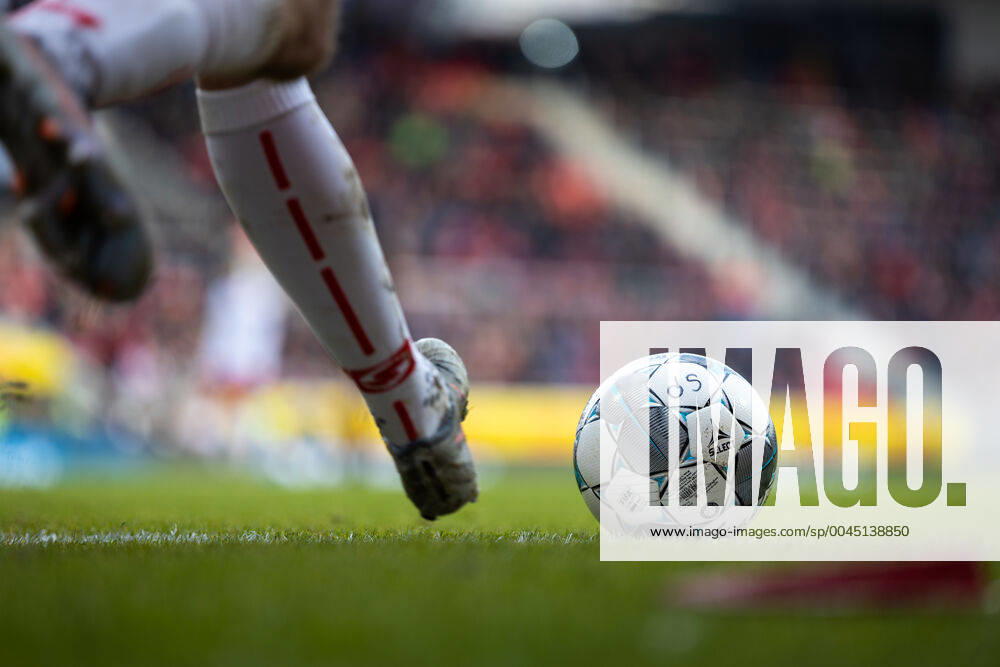 Soccer, GER, Season 2019 2020, 2 Bundesliga, 14 Matchday, SSV Jahn Regensburg 1 FC Heidenheim Max Besuschkow SSV Jahn Regensburg at the corner DFL REGULATIONS PROHIBIT ANY USE OF PHOTOGRAPHS AS IMAGE SEQUENCES AND OR QUASI VIDEO