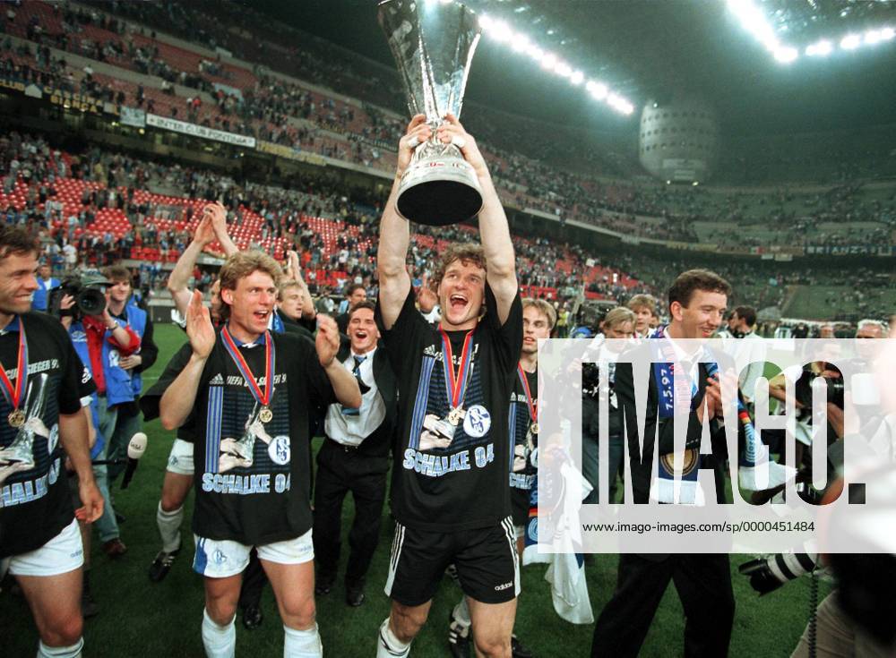 Torwart Jens Lehmann (2. v. re.), Ingo Anderbrügge (li.) und Marco van Hoogdalem (re., alle Schalke) feiern den Pokal Fußball EC 3 Herren UEFA-Pokal 1996 1997, 2. Endspiel, Finale, Mailand - FC Schalke 04 1:0, 1:4 n.E., Europapokal, Pokal Gruppe Europacup, Giuseppe-Meazza-Stadion, San Siro Mailand Freude, Begeisterung,