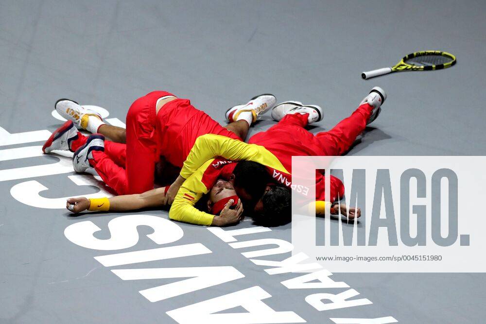 Bilder des Jahres 2019, Sport 11 November Spanish tennis player Rafa Nadal (C) celebrates with his teammates after defeating Canadian Denis Shapovalov during the Davis Cup Finals tennis tournament final tie between Canada and Spain at the Caja Magica facilities in Madrid, Spain, 24 November 2019. Spain vs. Canada !ACHTUNG: NUR REDAKTIONELLE NUTZUNG!