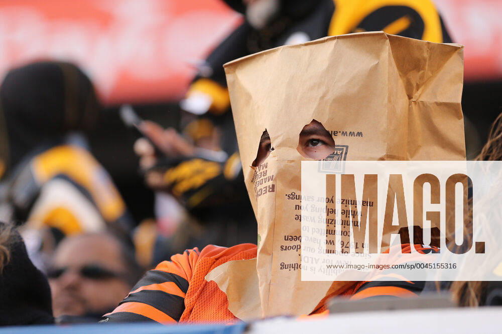 Bilder des Jahres 2019, Sport 11 November CINCINNATI, OH - NOVEMBER 24: A Cincinnati Bengals fans wears a brown bag on their head during the game against the Pittsburgh Steelers and the Cincinnati Bengals on November 24th 2019, at Paul Brown Stadium in Cincinnati, OH. (Photo by Ian Johnson Icon Sportswire) NFL, American Football Herren, USA NOV 24 Steelers at Bengals Icon191124028