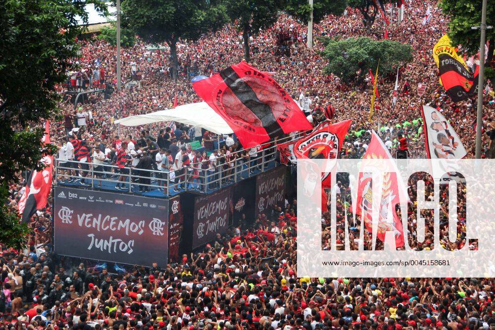 Bilder des Jahres 2019, Sport 11 November November 24, 2019, Rio De Janeiro, RJ, Brasil: RIO DE JANEIRO, RJ, 24.11.2019: Thousands of people gather this Sunday (24), in CandeloÂ¡ria, downtown Rio de Janeiro, to follow the victory parade of the Flamengo players who won the America Liberators Cup 2019.Foto: o°rica Martin FLAMENGO WINNING PARADE AMERICA LIBERATORS CUP 2019 - ZUMAa187 20191124_zsa_a187_041