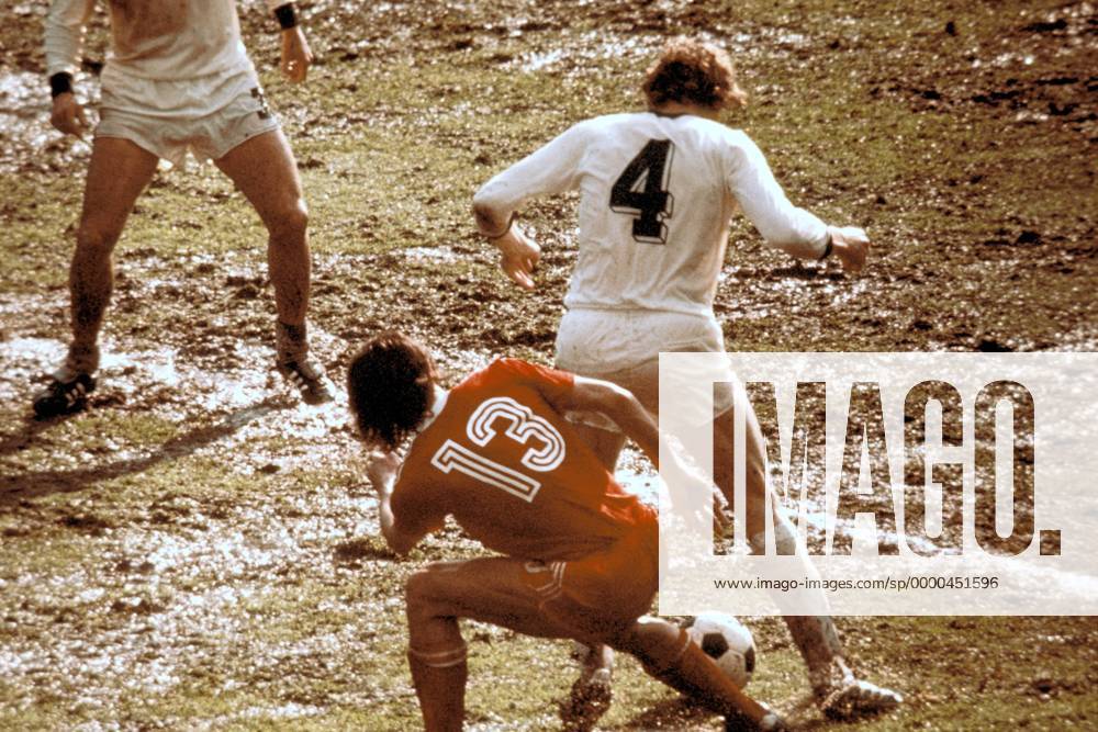 Hans-Georg Katsche Schwarzenbeck (BRD, re.) im Duell mit Henryk Kasperczak (Polen) Fußball WM Herren Weltmeisterschaft 1974, Länderspiel, Polen - BR Deutschland 0:1, Nationalmannschaft, Nationalteam Gruppe Waldstadion Frankfurt M. Dynamik,