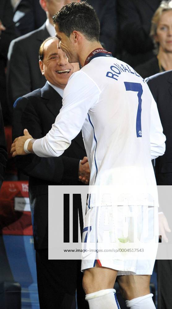 Ministerpräsident Silvio Berlusconi (Italien, li.) und Cristiano Ronaldo (Manchester United) auf der Siegerehrung der Champions League 2008 2009 - xFRA (AS09052731) Fußball EC 1 Herren Champions League Finale 2008 2009, Manu Gruppe Rom