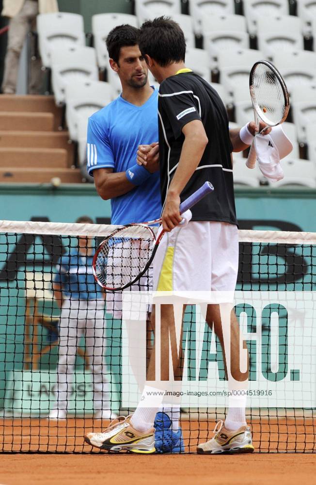 Novak Djokovic (Serbien, li.) verabschiedet sich von Sergiy Stakhovsky (Ukraine) Tennis Herren French Open 2009, Grand Slam, ATP Tour, Vdig Gruppe Roland Garros Paris