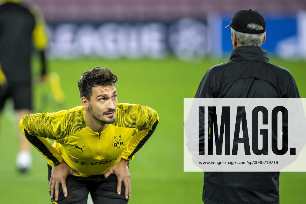 Football, Champions League, season 2019 2020, 5 matchday press conference of Borussia Dortmund on 26 11 2019 at Camp Nou in Dortmund Spain Dortmunds coach Lucien Favre r talks to Dortmunds Mats Hummels